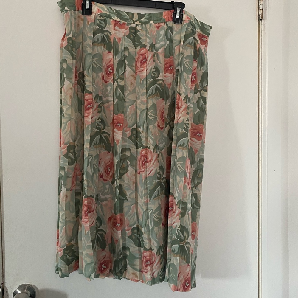 Women’s pleated skirt
